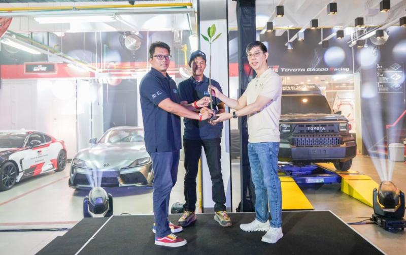 Anton Jimmi Suwandy dari Toyota Astra Motor bersama perwakilan Toyota Owner Club Leaders Summit 2023 di GR Garage PIK 2 Jakarta Utara