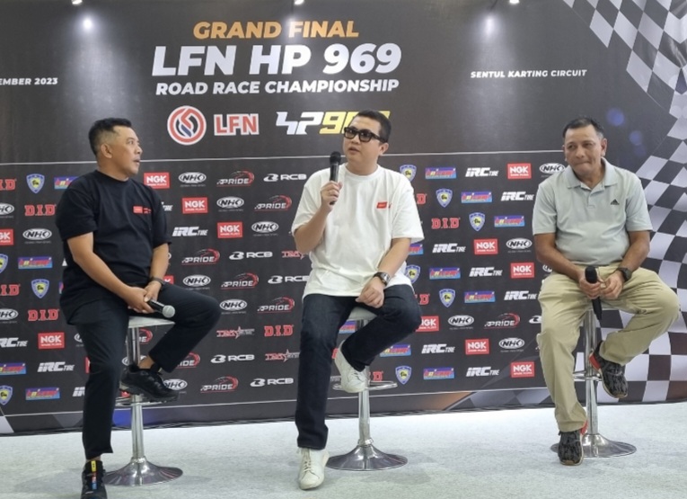 H Putra Rizky (tengah) pada preskon Grand Final LFN HP969 Road Race Championship 2023 di Sentul International Karting Circuit, Bogor, 30-31/12/2023