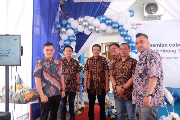 President Director PT Federal International Finance, Margono Tanuwijaya didampingi jajaran manejemen FIFGroup Palembang