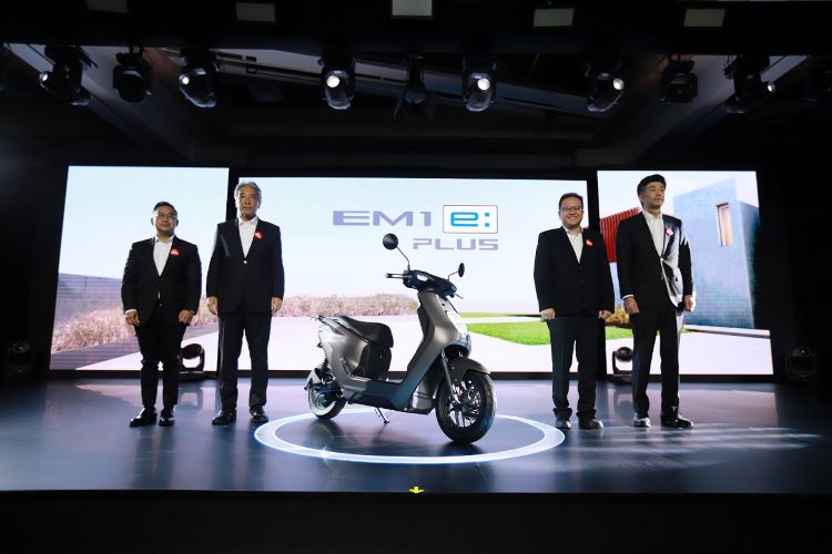 Petinggi Astra Honda Motor saat melaunching harga resmi motor listrik terbaru Honda EM1 e: dan EM1 e: PLUS