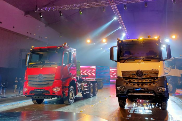 Dua truk Truk Actros Euro 5 yanga menjadi andalan Daimler