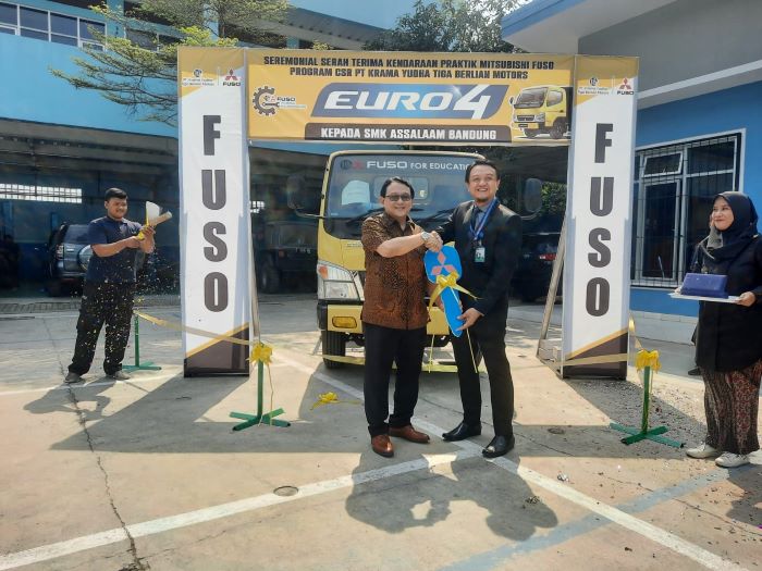 Petinggi KTB mendonasikan truk Fuso Canter Euro 4 kepada SMK di Bandung