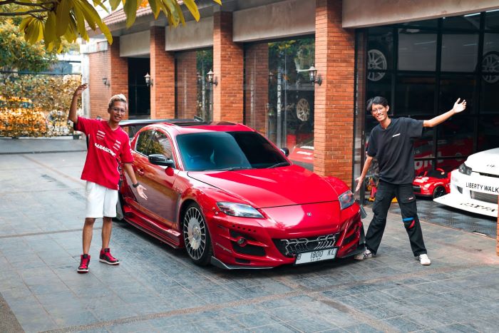 CEO of Garasi Drift, Ziko Harnadi dan partner berpose bersama mobil keren di depan garasinya