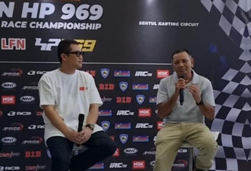 H Eddy Saputra (kanan) dan H Putra Rizky pada preskon Grand Final LFN HP969 Road Championship Berhadiah terbesar Rp 1,36 Miliar di Palugada Motorsport Lebak Bulus Jakarta Selatan.