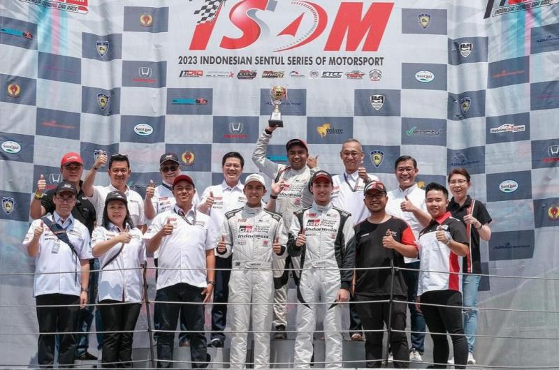 Skuad pembalap Toyota Gazoo Racing Indonesia bersama BOD PT Toyota Astra Motor di podium juara nasional kelas ITCR 1600 Max ISSOM 2023 di Sentul International Circuit, Bogor. (foto : tgri)