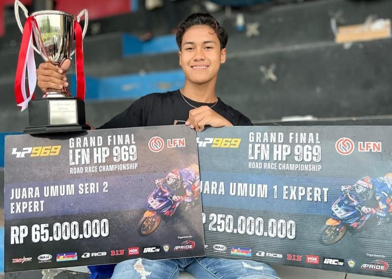 Aldi Satya Mahendra, dengan trofi dan hadiah uang Rp 315 juta dari event LFN HP969 Road Race Championship 2023 di SIKC Bogor hari ini. (foto : ig aldi)