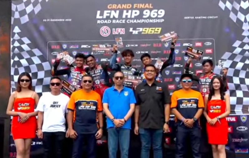 Ketua IMI DKI (tengah, kaos biru) bersama para pemenang LFN HP 969 Road Race Championship 2023, H Eddy Saputra, Mawan Dragon, Eric Saputra dan Raden Faiz Akhdan di SIKC Bogor, Minggu (31/12/ 2023)