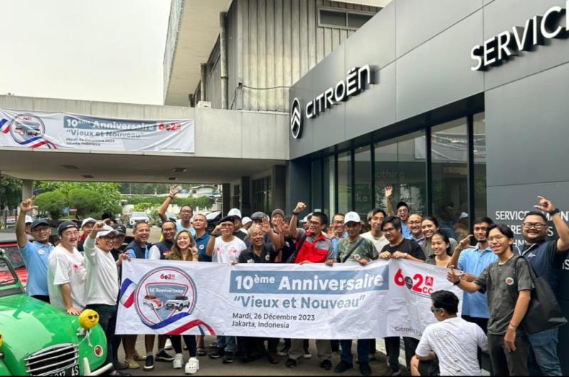 Komunitas Citroen 602cc merayakan ulang tahun ke-10 dengan melakukan syukuran dan potong tumpengengan Sederhana