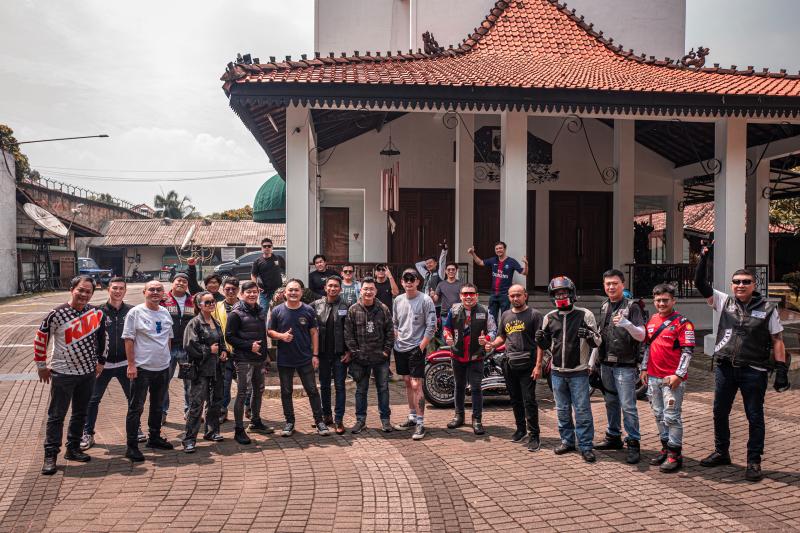 Komunitas motor YRS dan Patriot melakukan Satmori dan singgah ke Warung Solo di jalan Madrasah 14 Jeruk Purut Jakarta Selatan.