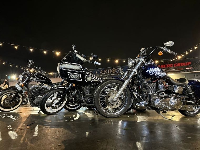 Tampilan keren motor-motor touring gede yang dibaluri cat Balkote di event otomotif Singapura