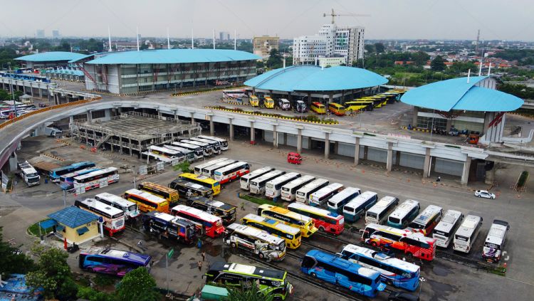 Deretan bus diesel di sebuah terminal bus di Terminal Pulo Gebang Jakarta Timur
