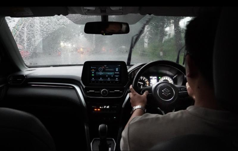 Musim hujan bukan penghalang beraktivitas, kenali fitur di Suzuki Grand Vitara yang membuat berkendara lebih nyaman