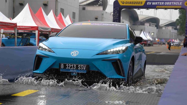Mobil listrik MG melakukan percobaan ekstrem melalui genangan air dalam sebuah pameran otomotif
