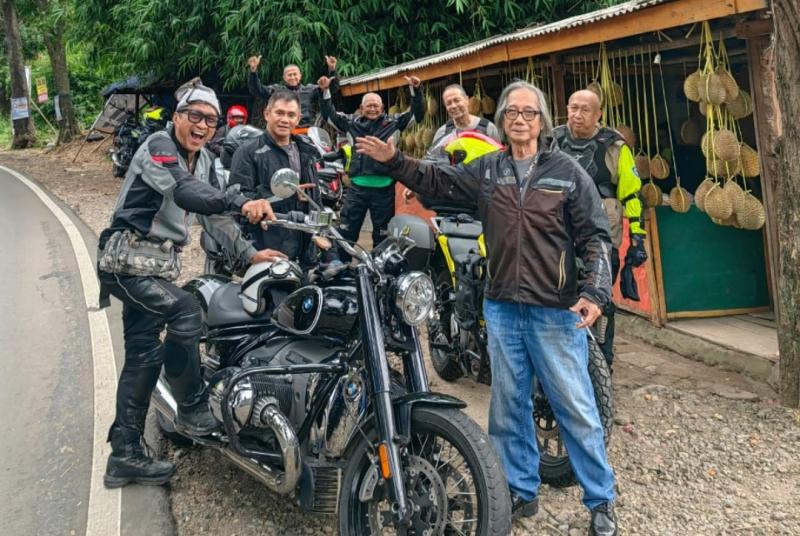 Peserta touring komunitas Legend Riders Jakarta - Ciwidey terpaksa berhenti ketika menjumpai kedai durian, untuk menghangatkan badan sekaligus menambah semangat ngegas motornya.   
