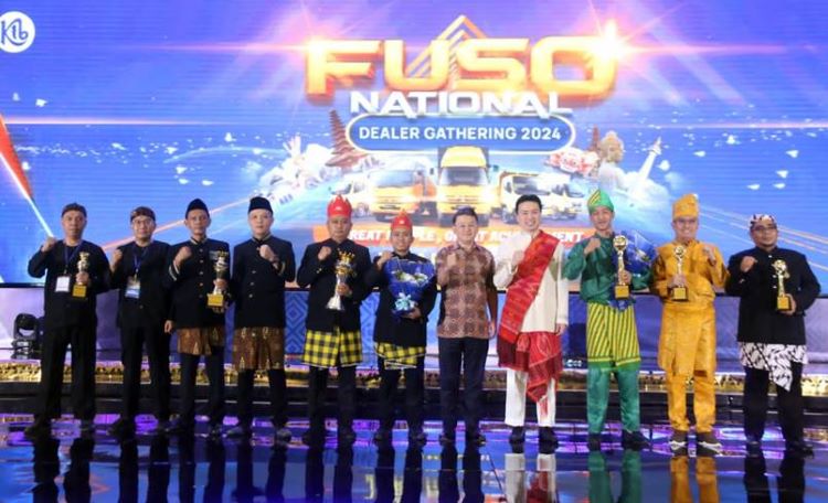 Para pemenang Fuso National Dealer Contest 2024 mendapat apresiasi dari petinggi KTB