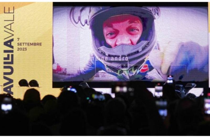 Valentino Rossi, kencang di sirkuit balap MotoGP dan juga kencang di dunia usaha. (Foto: motorcyclesports)