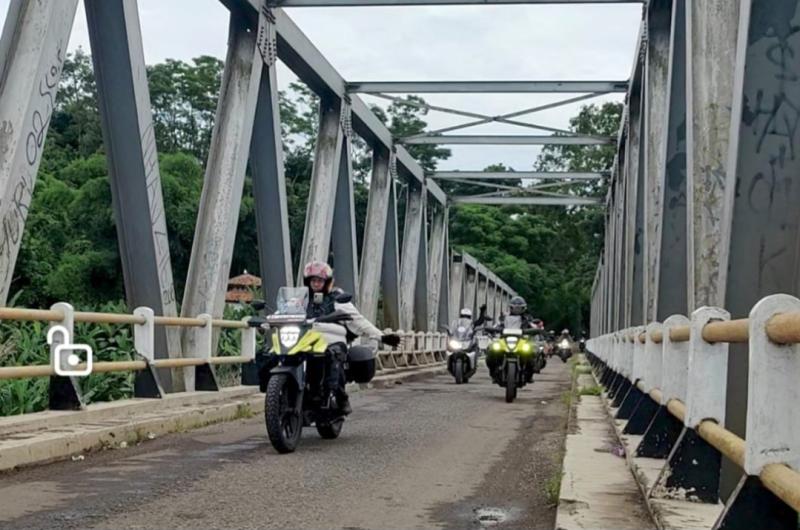 Melalui jembatan Rajamandala di Bandung barat yang bersejarah, peserta touring Legend Riders teringat Speed Rally tempo dulu 