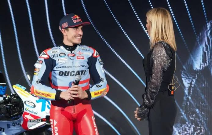 Marc Marquez saat dibalut racing suit Gresini Ducati untuk kali pertama. (Foto: ist)