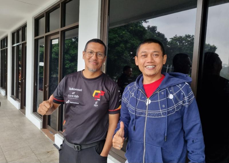 Firhand Ali (kiri) dan pembalap senior Benny Santoso yang hadir mengawal Zavian Fabrizio Santoso, putranya yang ikut Eshark Rok Cup di Sentul International Karting Circuit, Bogor. 