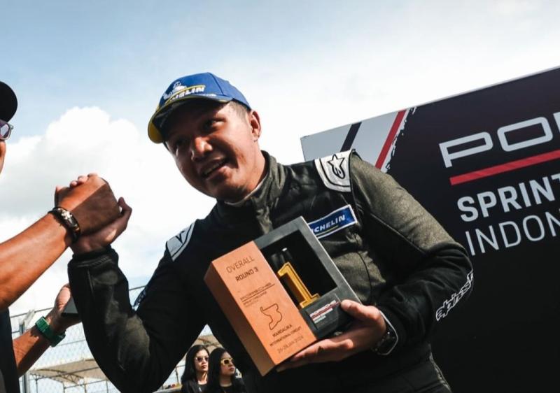  Rio SB dengan trofi juara umum Kelas Sprint Race kejuaraan Porsche Sprint Challenge Indonesia 2023 di Sirkuit Mandalika Lombok, NTB hari ini 