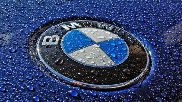 Logo BMW yang khas dan menggambarkan kemapanan pabrikan asal Jerman