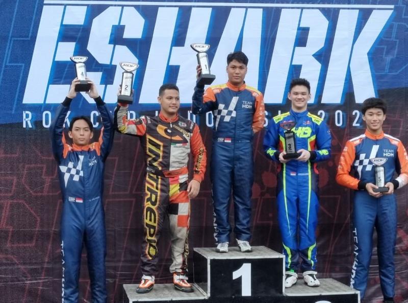 Daffa AB (tengah), dengan trofi juara 1 kelas Senior Rok di Eshark Rok Cup 2024 rd 1 di Sentul International Karting Circuit, Bogor hari ini