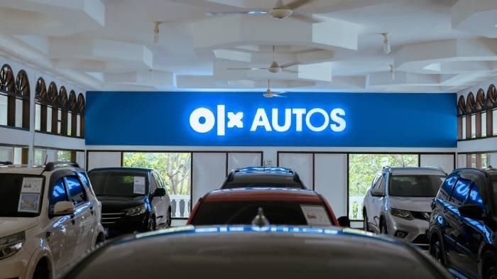 Sebuah gerai OLX Autos di Jakarta yang menyiapkan berbagai mobil pilihan