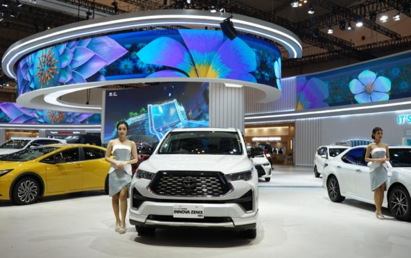Semakin membanggakan karena Kijang Innova Zenix HEV dan Yaris Cross HEV merupakan Hybrid EV Toyota produksi Indonesia.