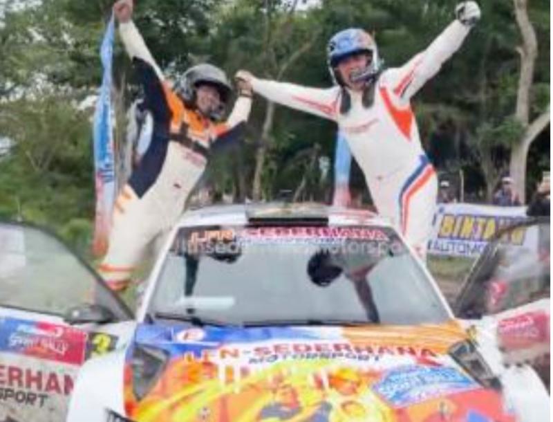 H Putra Rizky dan M Redwan (navigator), lakukan selebrasi setelah memastikan kemenangan pada Pertamax Turbo Kejurnas Sprint Rally 2024 rd 1 di Jembrana, Bali, Minggiu (4/2/2024)