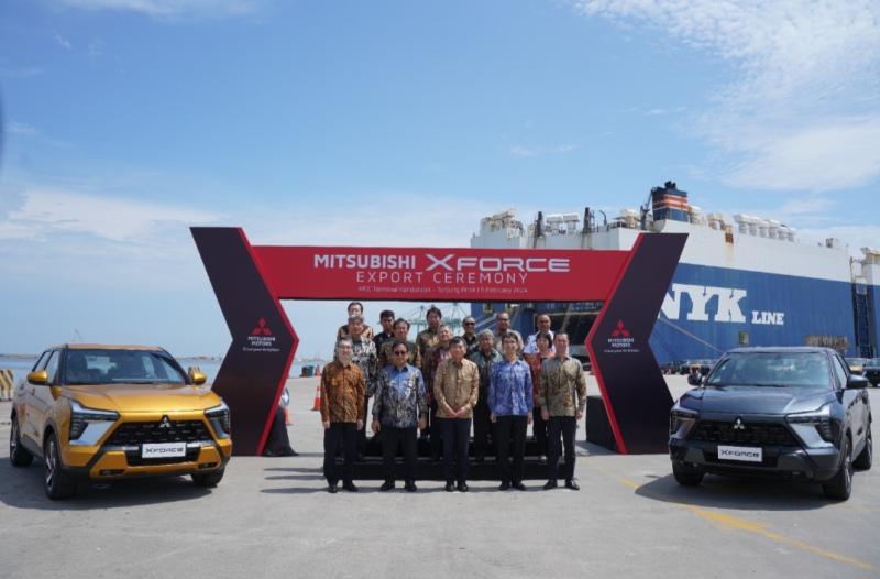 Eskpor perdana compact SUV Mitsubishi XFORCE ke negara ASEAN di pelabuhan Tanjung Priok, Jakarta Utara hari ini 
