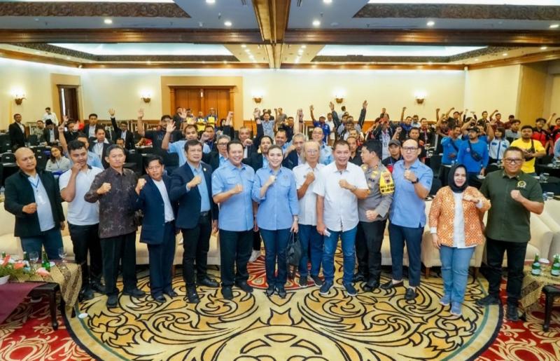 Ketua MPR RI dan Ketum IMI Pusat Bamsoet membuka Rakerprov IMI Jawa Tengah sekaligus melantik 19 pengurus IMI Kabupaten dan Kota se-Jawa Tengah di Solo.