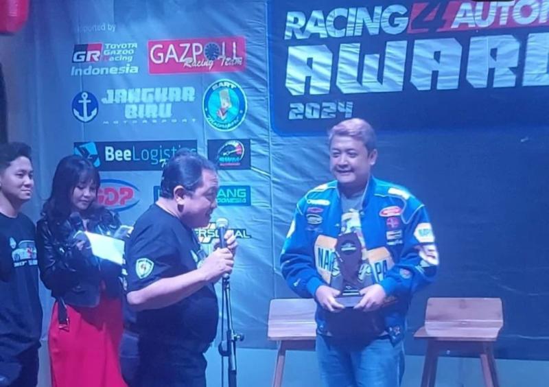 H. Andy Surya Santosa, dengan trofi sebagai Best Rally Driver versi pilihan pembaca Racing4net. (fofo : racing4net)