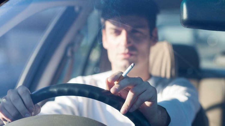 Kebiasaan merokok dalam mobil menimbukan bau yang tidak sedap di dalam kabin