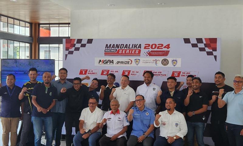 Penyelenggara, sponsor dan IMI pada Preskon Kejurnas balap motor Mandalika Racing Series 2024 di Jakarta hari ini. (foto: krm).