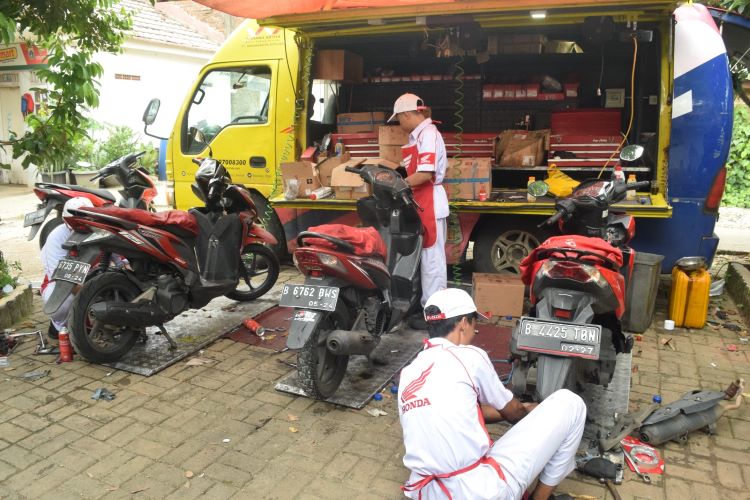Para mekanik Wahana Makmur Sejati menservis motor jurnalis di halaman Sekertariat FORWOT