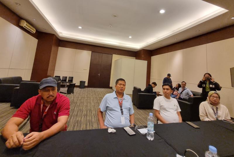 Daswar Marpaung (kedua dari kiri), didampingi Rudi MF dan Rumpoko berikan keterangan bahwa Presiden Jokowi akan membuka IIMS 2024 di JIExpo Kemayoran esok hari. (foto : budsan)