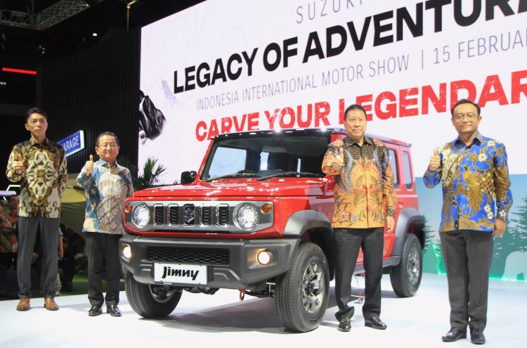 Para petinggi Suzuki saat meluncurkan Suzuki Jimny 5 pintu di booth Suzuki pameran otomotif IIMS 2024, JIExpo Kemayoran
