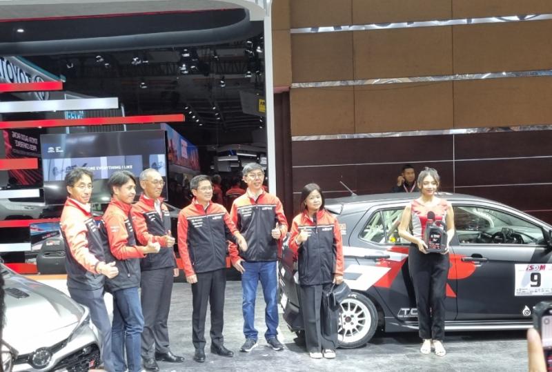 Board of Director PT Toyota Astra Motor mejeng dengan model-model Gazoo Racing yang sporty dan powerfull di ajang pameran otomotif IIMS 2024, JIExpo Kemayoran Jakarta. (foto : budi santen)