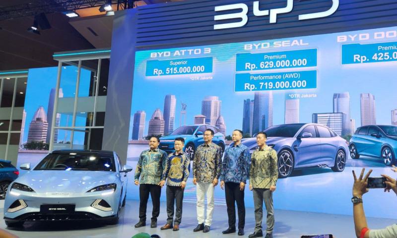 Pengumuman harga mobil listrik BYD di pameran otomotif  IIMS 2024 (Foto: krm)