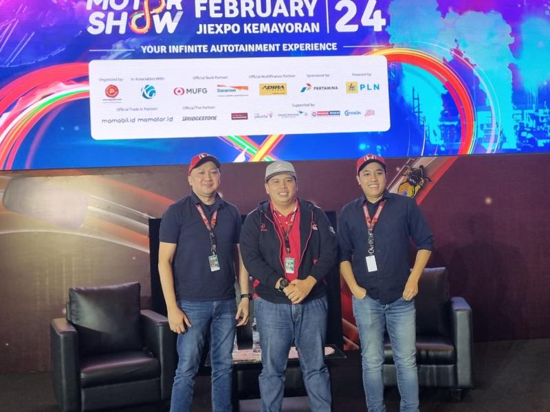 Dari kiri Alvin Bahar, Ricky Sitompul dan Avila Bahar, foto bersama usai Talk Show Motorsport Mobilinanews di IIMS 2024, JIExpo Kemayoran Jakarta. (foto: budsan)   