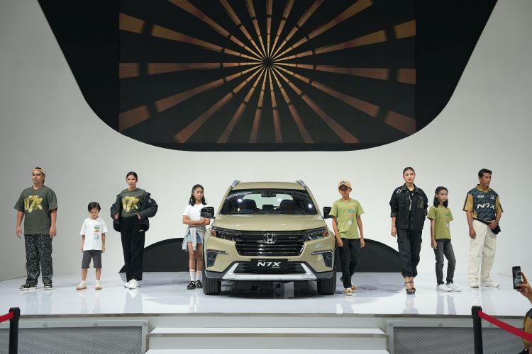 Honda berkolaborasi dengan fashion brand, Shining Bright untuk fashion keren di IIMS 2024