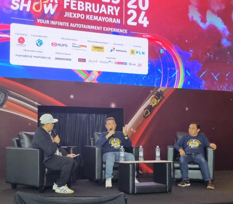  H Andy Surya Santosa (tengah) pada Talk Show Motorsport kolaborasi Mobilinanews dan Dyandra Promosindo di IIMS 2024 JIExpo Kemayoran Jakarta, Minggu (18/2/2024).