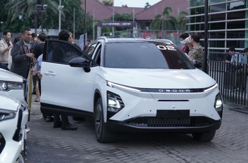 Area test drive produk-produk mobil Chery mendapat antusiasme tinggi pengunjung pemeran otomotif IIMS 2024 di JIExpo Kemayoran Jakarta