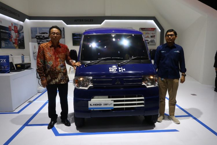Petinggi PT Mitsubishi Motors Krama Yudha Sales Indonesia (MMKSI) bersama perwakilan Pos Indonesia berpose dengan Mitsubishi L100 EV di IIMS 2024