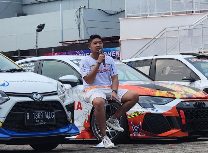 M. Ferrel Fadhil sampaikan testimoni moment iconic selama balapan di Indonesia iconic Racers IIMS 2024, JIExpo Kemayoran Jakarta hari ini (foto: krm).