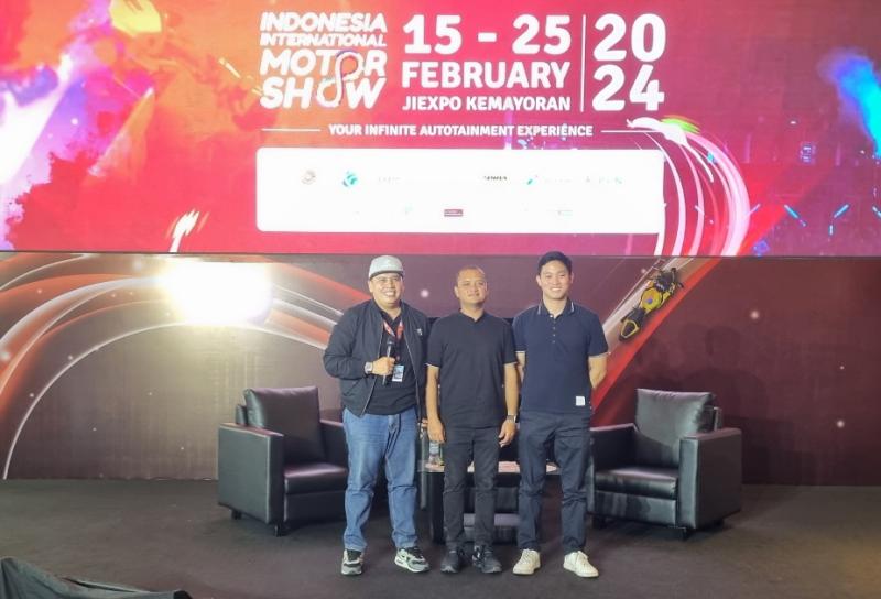 Perally senior Rizal Sungkar dan pegokart andal Presley Martono pada Talk Show IIMS 2024, dengan host Ricky Sitompul. (foto : budsan)