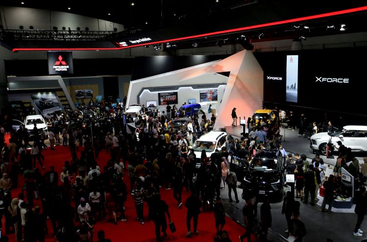 Booth Mitsubishi Motors selalu dipenuhi oleh pengunjung di IIMS 2024