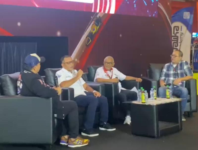 Dari kiri Ricky Sitompul, H Eddy Saputra, Priandhi Satria dan Budi Santen pada Talk show IIMS 2024 di Hall C1 JIExpo Kemayoran Jakarta, Sabtu (24/2/2024)