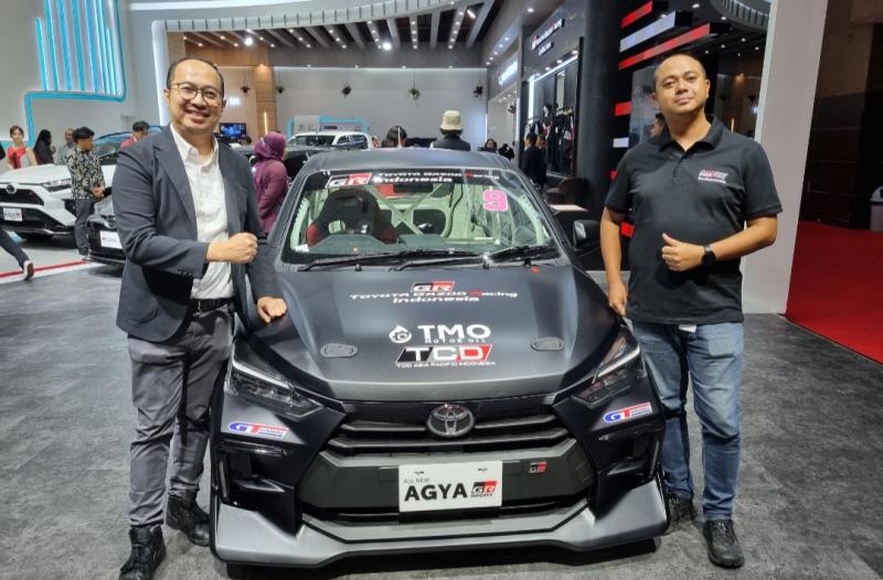 Arie Awan (kiri) dan Dimitri Fitra Ditama sebagai Direktur Toyota Gazoo Racing Indonesia dengan All New Agya GR Sport yang akan bertarung di kelas ITCR 1200 Kejurnas balap mobil ISSOM 2024. (foto : budsan)  