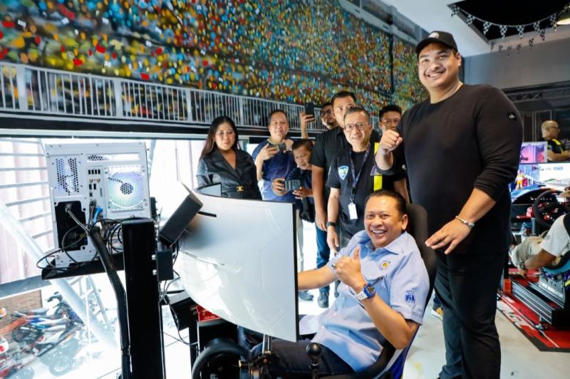 Ketum IMI Bamsoet didampingi Menpora Dito Ariotedjo menjajal simulator di P1 Digital Motorsport yang baru saja diresmikan